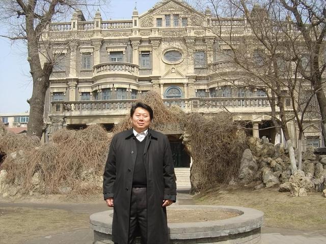 2007年，一台湾商人来到沈阳大帅府，对售票员说：我就不买票了吧