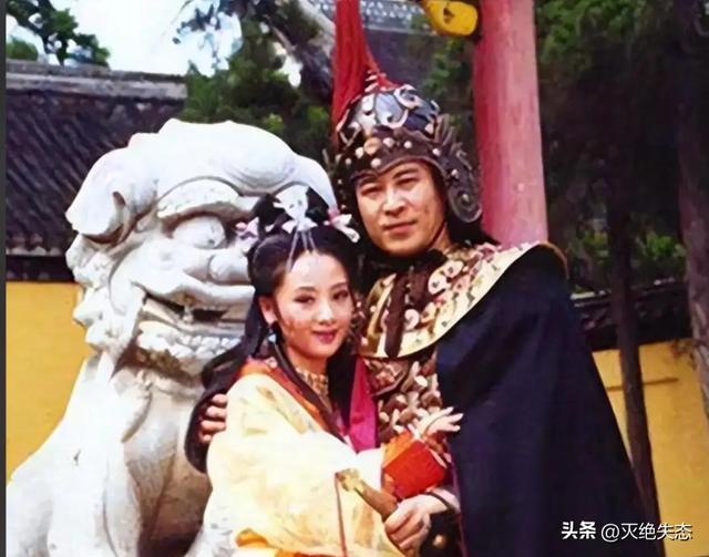 吃里扒外！定居美国13年，回国捞金惨遭“驱逐”，52岁活成了笑话