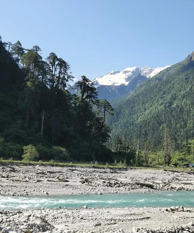 墨脱县在西藏林芝市，这里气候温暖湿润，有扎墨公路和派墨公路