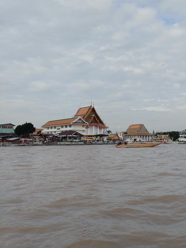 湄南河上，撞见曼谷的双面风情