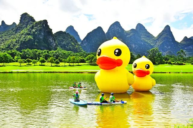 桂林:小黄鸭飞进桂海晴岚!