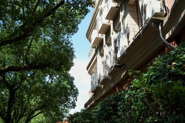 不走寻常路的国际化县城，关心一日三餐，更关心咖啡和汇率