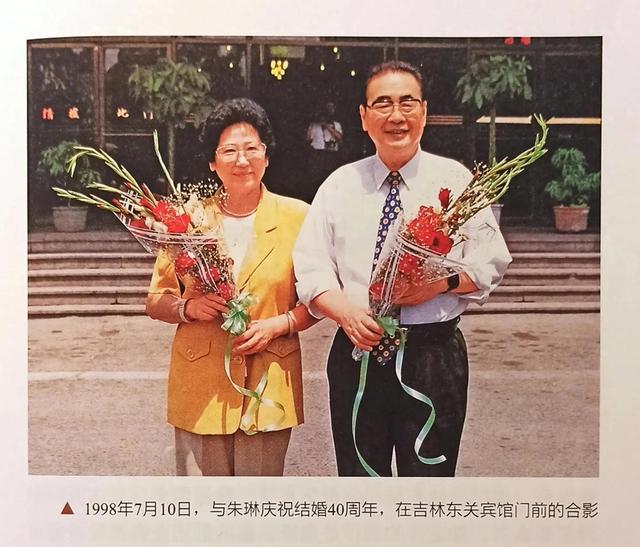 李鹏总理年轻时有多帅？1959年在吉林留影，31岁玉树临风气质不凡