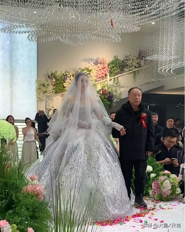 张自轩婚礼现场，新娘很强势两次拒绝他的亲密动作	，岳父实力不菲