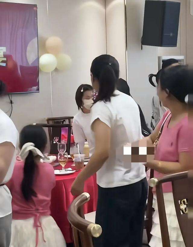 全红婵真实身材曝光，路人在酒席上用手机拍的并不胖，像个大女孩