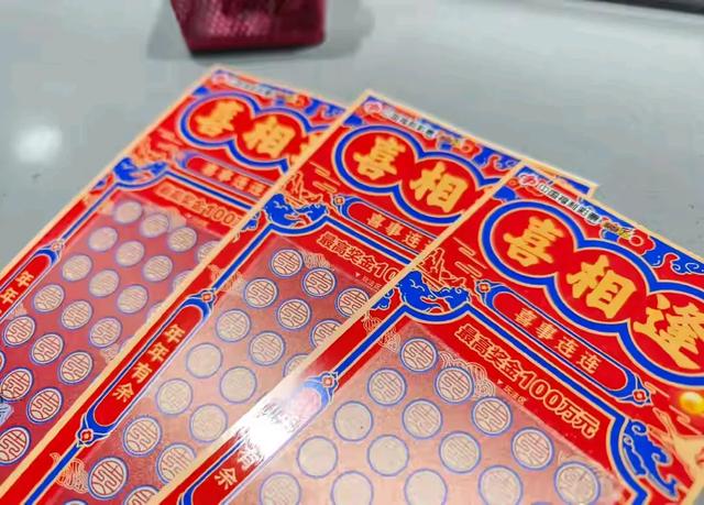 彩票店避雨时随手一刮竟中100万！ “天降一场巧合还是命运安排？