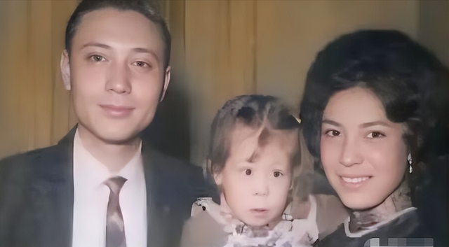 蒋介石80岁寿宴上，长孙蒋孝文与孙女蒋孝章合影，宛若金童玉女