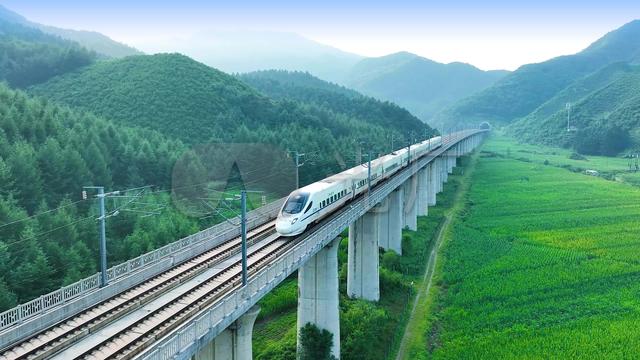 中国高铁为何放着平地不走，而选择建造高架桥？