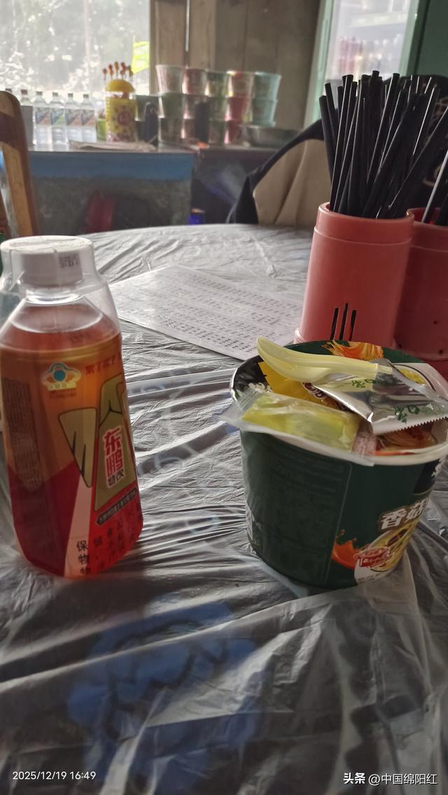 个人感觉从报国寺到金顶的全程徒步路线上的物价太贵了