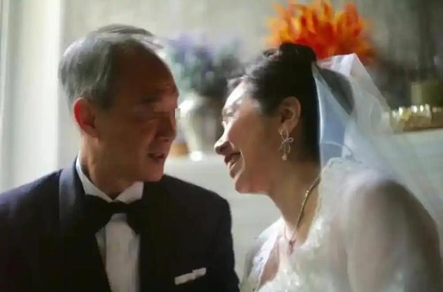 搭伙老伴又帅又体贴，没有退休金我忍了，可新婚那晚我却慌了