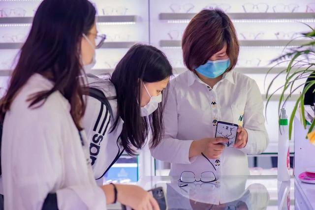 眼镜店三年倒闭6 万家！没被电商打垮，咋自己把生意做黄了？