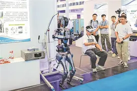 【深圳特区报】10年内人形机器人将进入千家万户 可以洗衣、做饭、拖地、取快递等，价格预计30万左右图片