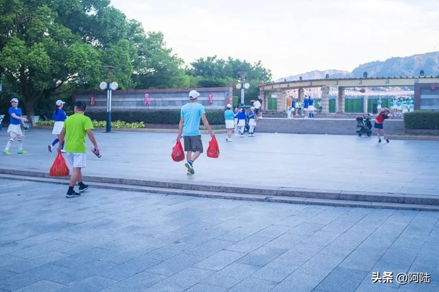 清晨打卡龙港外滩,生活气息浓厚,跳广场舞竟然还有水果点心吃