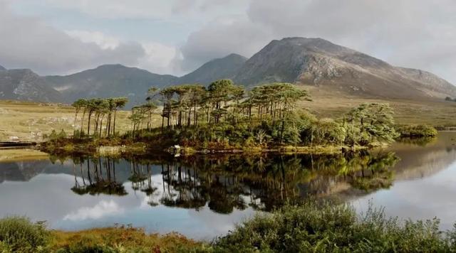 雨伴诗篇降！曼坎・马甘月忌仪式，乌斯内赫山聚追思人