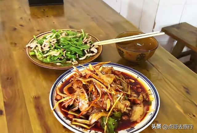 成都龙泉山被冷落的古场镇，街上空无一人，美食诱人被严重低估！