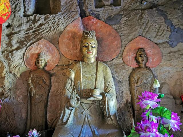 洛阳最可惜的千年石窟：好心涂金身、画红唇，反而毁掉国宝！