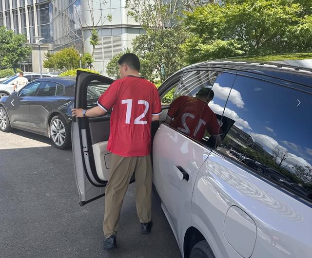 理想汽车创始人李想陪妻子逛超市被拍，全程注意力在手机，网友调侃：老板不易，他却坦言“是我更需要她”