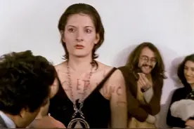 行为艺术家噩梦：1974年她麻醉6小时任人处置，衣服被剪险些丧命图片