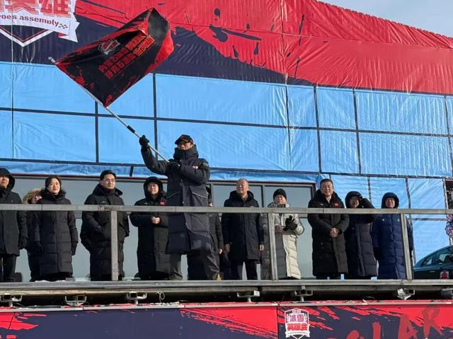 古今“英雄”踏雪而来 百辆越野秘境穿行—内蒙古冰雪英雄会暨牙克石冰雪会英雄汽车极限运动首发仪式震撼启幕