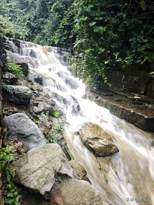淄博潭溪山雨后现飞瀑奇观