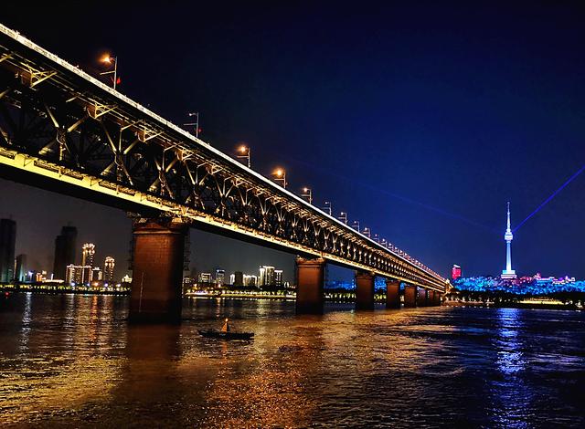 武汉与南京这俩城市到底有多像？都地跨长江两岸都有长江第一桥