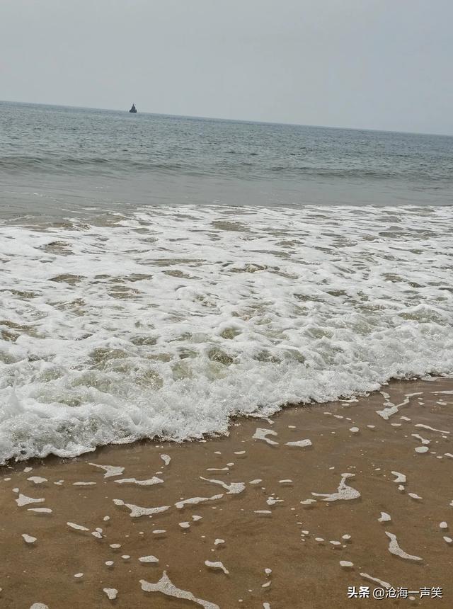 大海情深，沙滩，赶海，汽艇，人群，畅泳，其乐无穷……