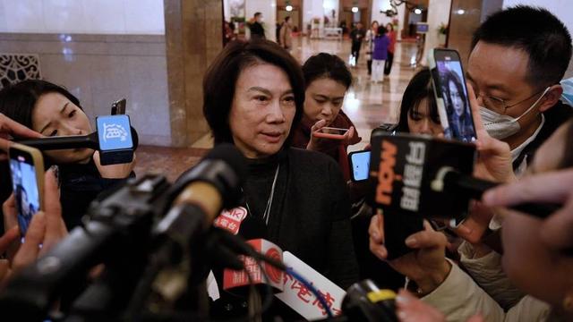 董明珠逛成都太古里，穿粉装大笑毫无架子，70多岁仍在拼事业