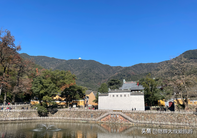 与灵隐寺“同龄”的千年古刹，秋冬不但色彩斑斓，更具古雅与佛韵