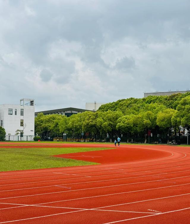 其实跑步的真正好处不止是身心的健康，而是让自己养成自律的生活