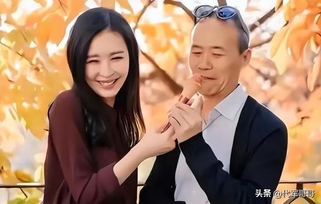 他每年退休金1千万，还娶了33岁女明星，69岁再生下了一个女儿