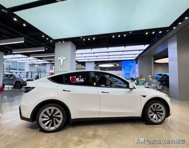 焕新版特斯拉ModelY外观太狠了	，"不装了"！这颜值谁顶得住！