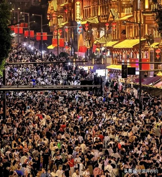 2025国庆出行报告：最堵高速、最挤景区TOP5出炉！你中招了吗？