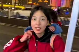 丈夫离世，95后妈妈带着两个孩子摆摊，只为给患先天性心脏病的孩子攒钱做手术 零度观点：母爱如磐，无畏前行图片