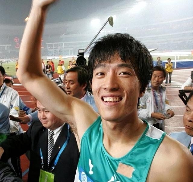 42岁刘翔现状：与妻子感情稳定，长期在国外旅游	，靠终身合同吸金