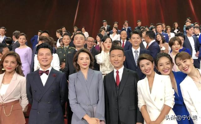 不止翻红！中秋夜央视高调选择谢娜侯佩岑，给娱乐圈好好上了一课