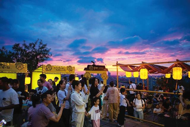孔望山夜爬带动客流增长314.29%，港城旅游夜经济成消费新引擎