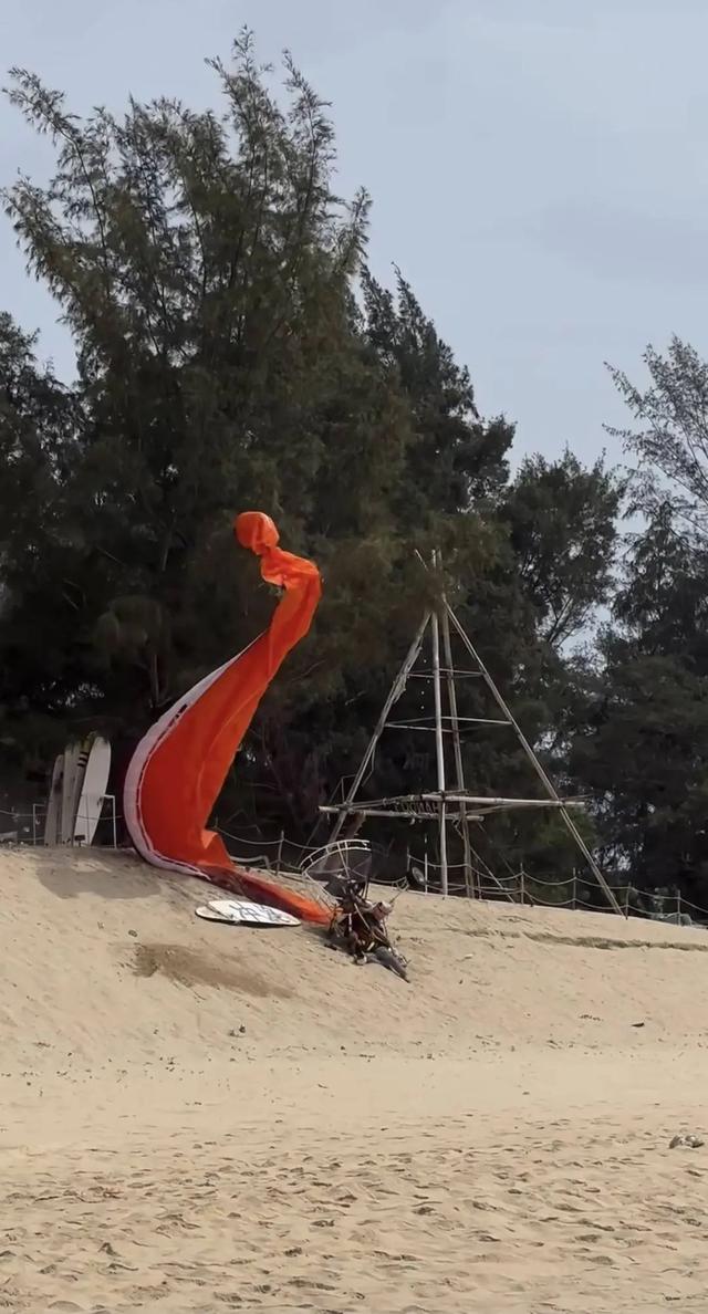 惊险！三亚一滑翔伞失控撞上沙坡是因游客执意操作？当地回应