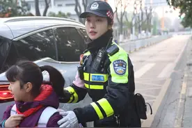 “最美交警”守护“红领巾”：开学首日持续暖心护航图片