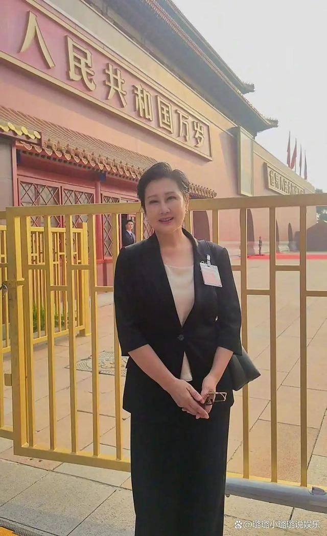 没想到，63岁张凯丽，因九三阅兵上的一个动作，再次实现口碑暴增