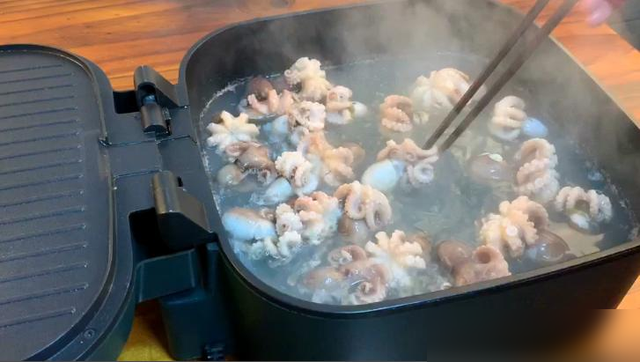 姑娘秘制八爪鱼，海边人这做法还真不多见，一人一大盘过瘾了