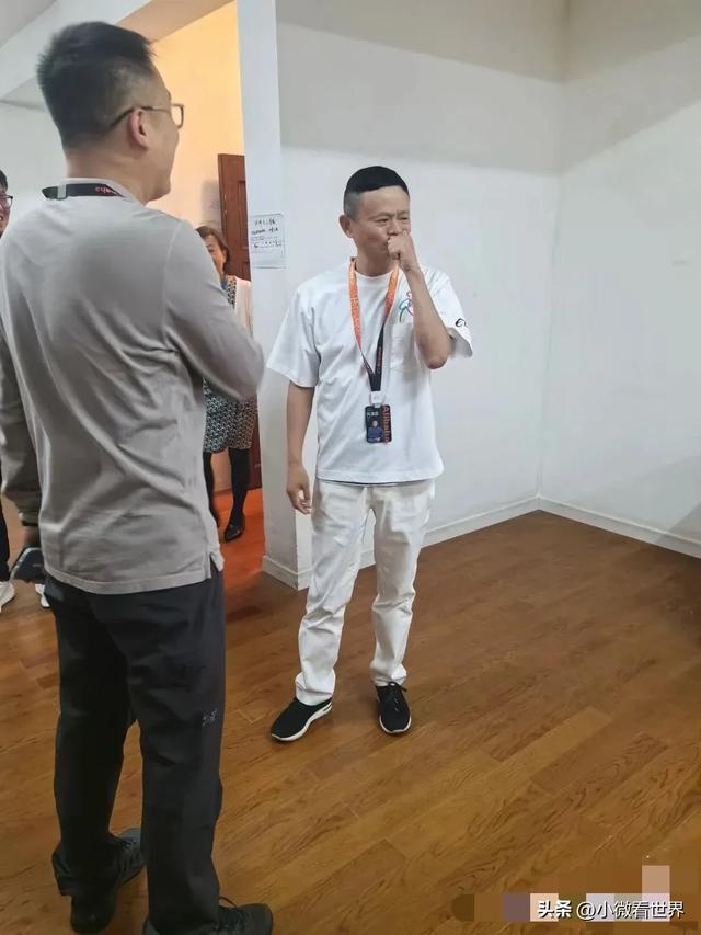 61岁马云在深圳出席外贸峰会，他步伐稳健，像40岁的中年男子