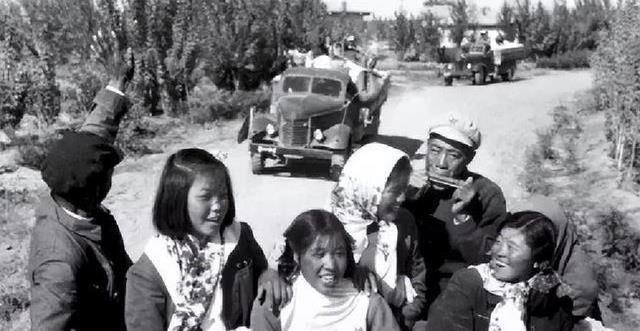 1950年，新疆20万老兵打光棍，王震一句话，10万女兵进入新疆