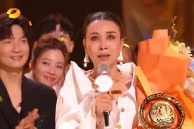 71岁香港歌后炮轰那英，敢拿冠军是自取其辱，听听自己在唱什么图片