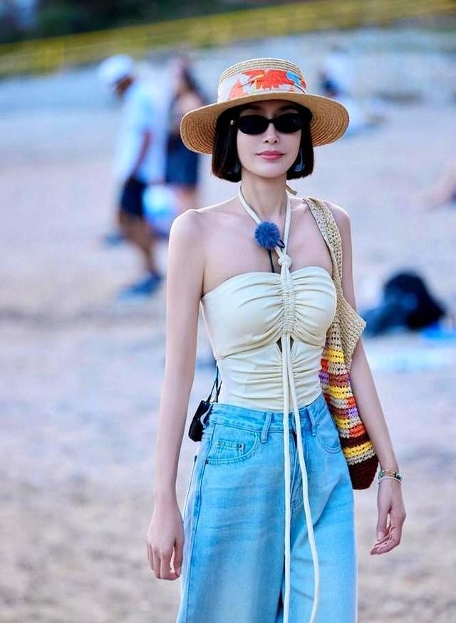 “秦岚”太丰满了，在海边穿抹胸都兜不住，我感慨自律的女人真美