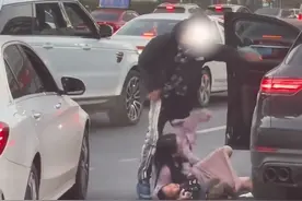 杭州大街上，一男子暴力拉出女人和孩子!图片