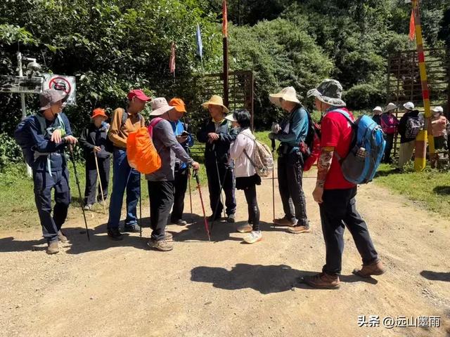 在阳光明媚的秋日里，我们走马街、三家村水库、团结乡滑草场，爽