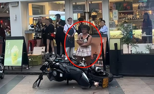 精神小妹砸车后续：当场被警方抬走，目击者透露更多，车主曝真相