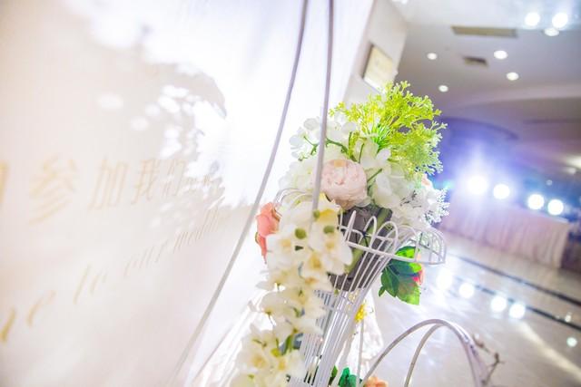 小区停电，我对门的美女穿着睡衣跑出来，一把抱住我说：我好害怕