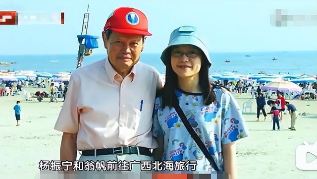 演都不演了！杨振宁去世仅4天，恶心的一幕出现，结局大快人心