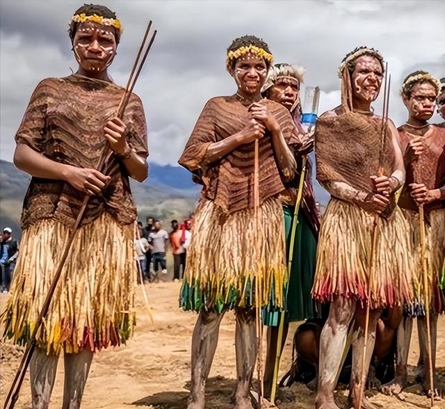 世界上最残忍部落：当亲人去世，关系最亲的女性必须断掉一根手指